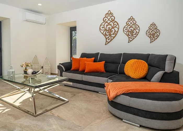 Villa With Private Pool And Garden *