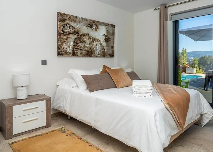 With Private Pool And Garden 빌라 폰테 데 리마